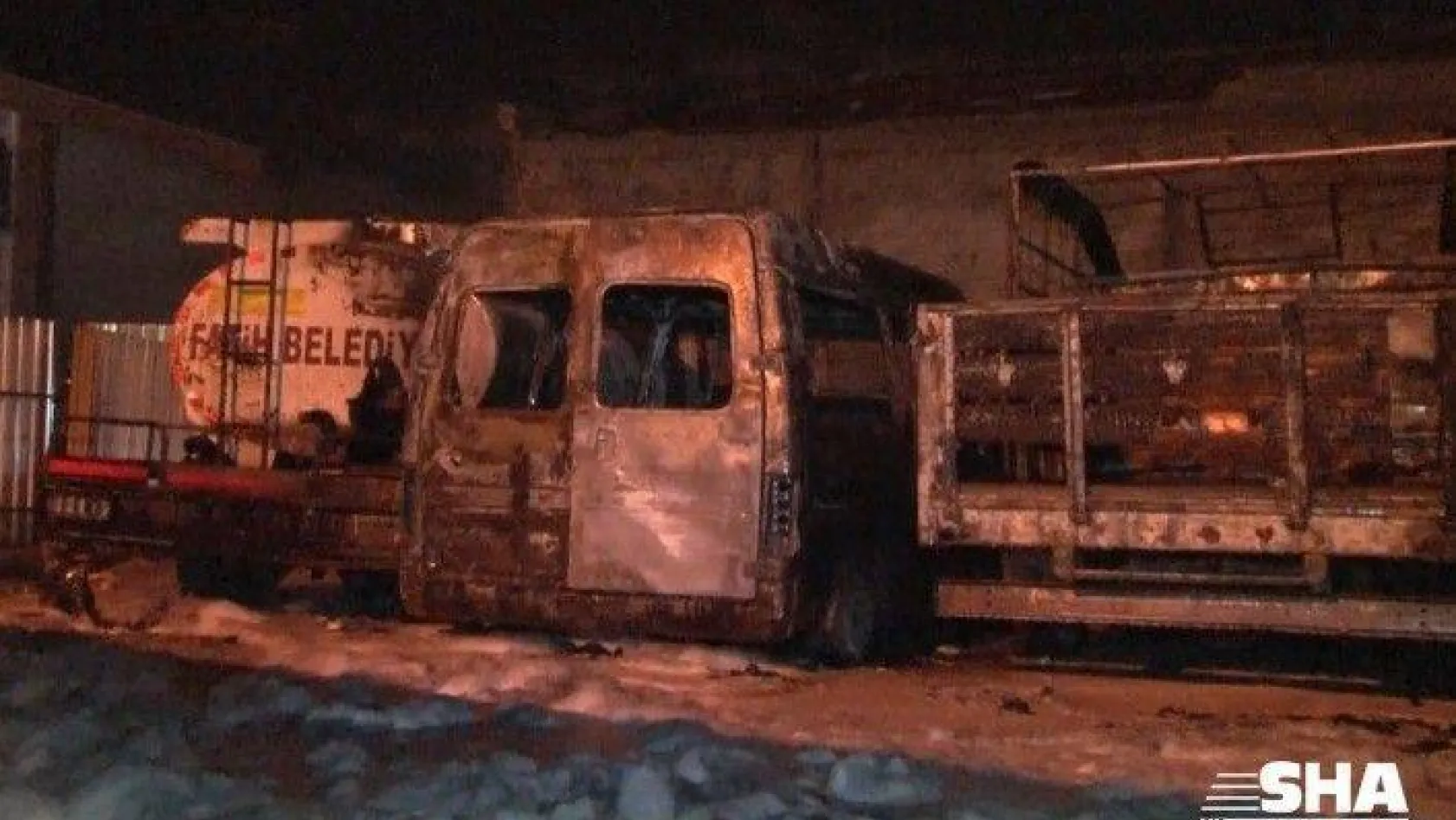 Fatih Belediyesi'nin eski belediye araçları alev alev yandı