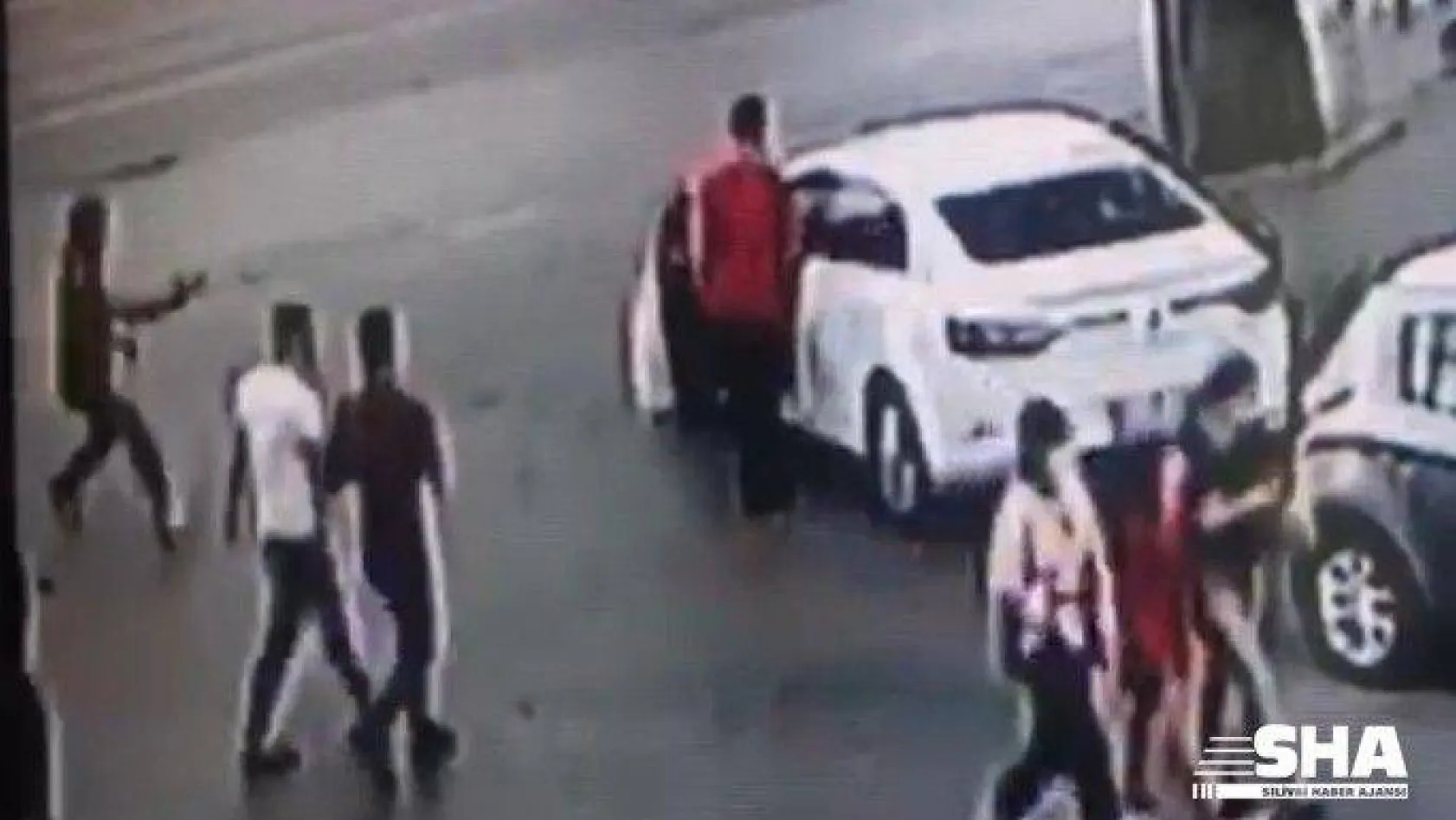 Fatih'te cami çıkışı silahlı saldırı kamerada