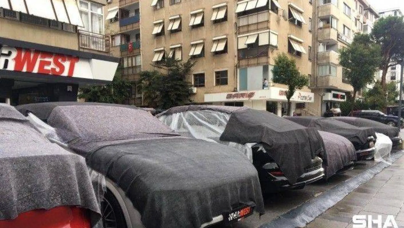 İstanbul'da dolu yağışında milyonluk lüks araçlar zarar gördü