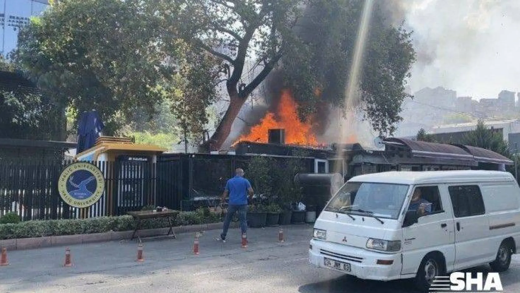 İstanbul'da özel üniversitenin yanındaki restoran alev alev yandı