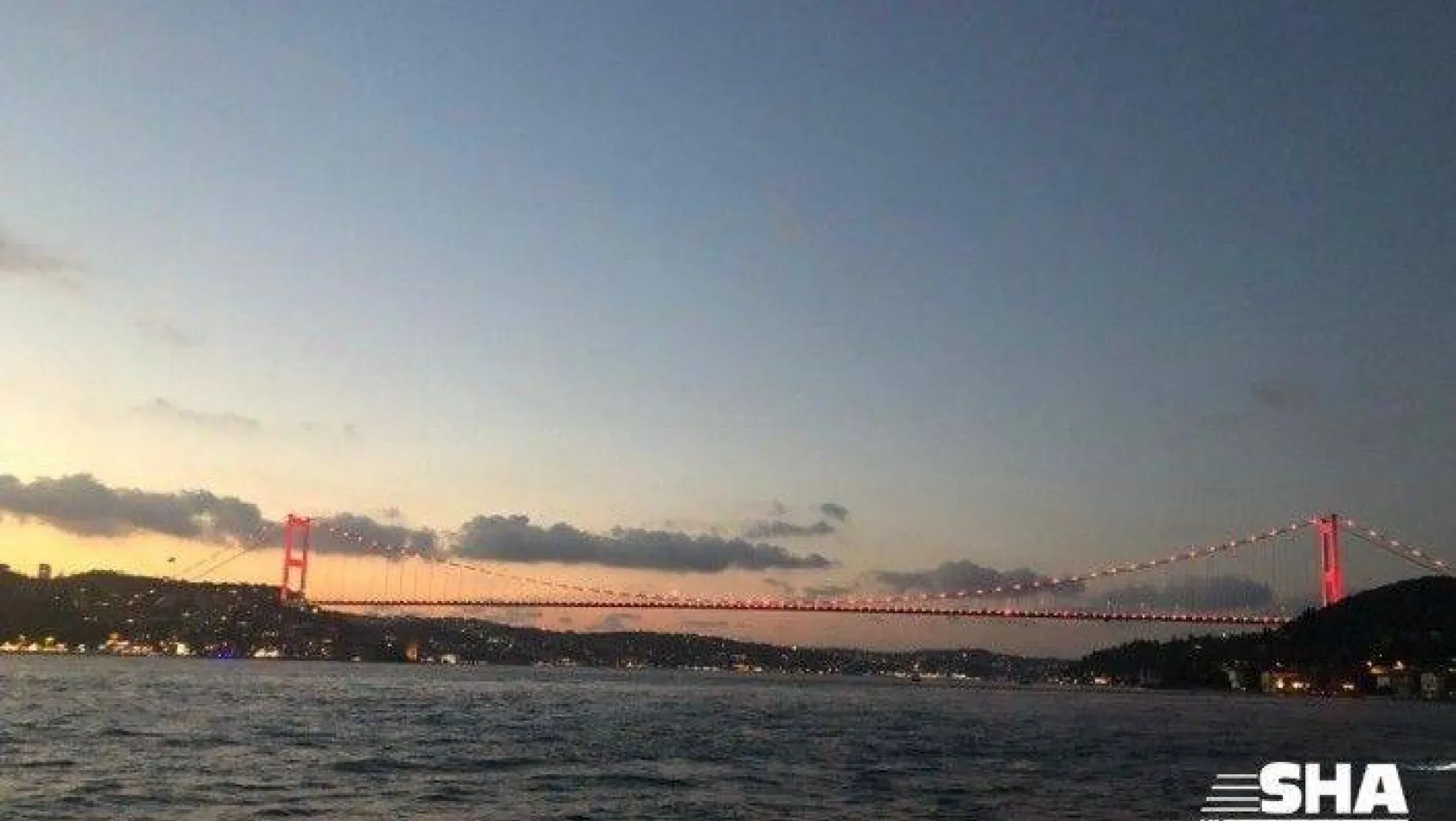 İstanbul'un köprüleri &quot7 Eylül Dünya Duchenne Farkındalık Günü" için kırmızıya büründü