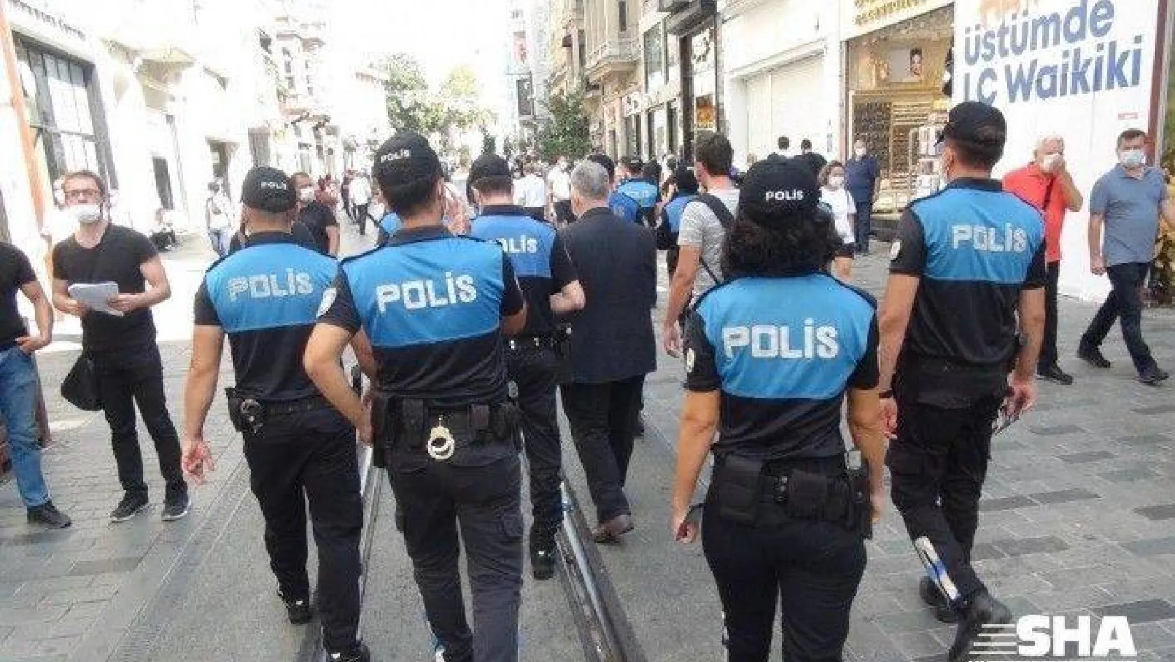 İstiklal Caddesi'nde polis ekiplerinden maske uyarısı