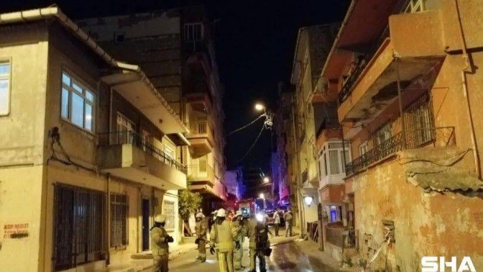 Kadıköy'de apartman girişine bırakılan motosikletin alev alması sonucu binadaki vatandaşlar mahsur kaldı