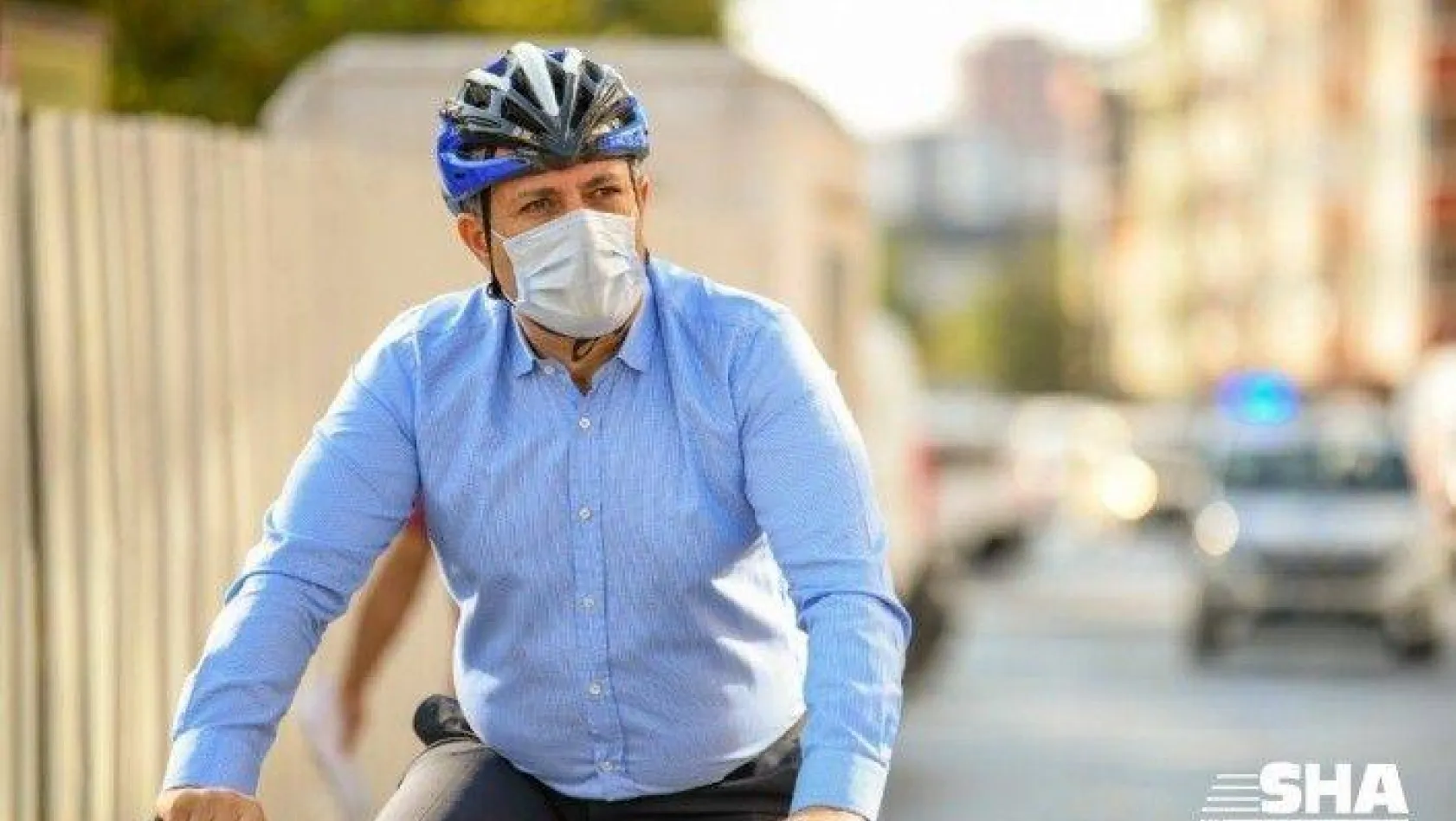 Korona virüsü atlattı, ikinci gün belediyeye bisikletle geldi