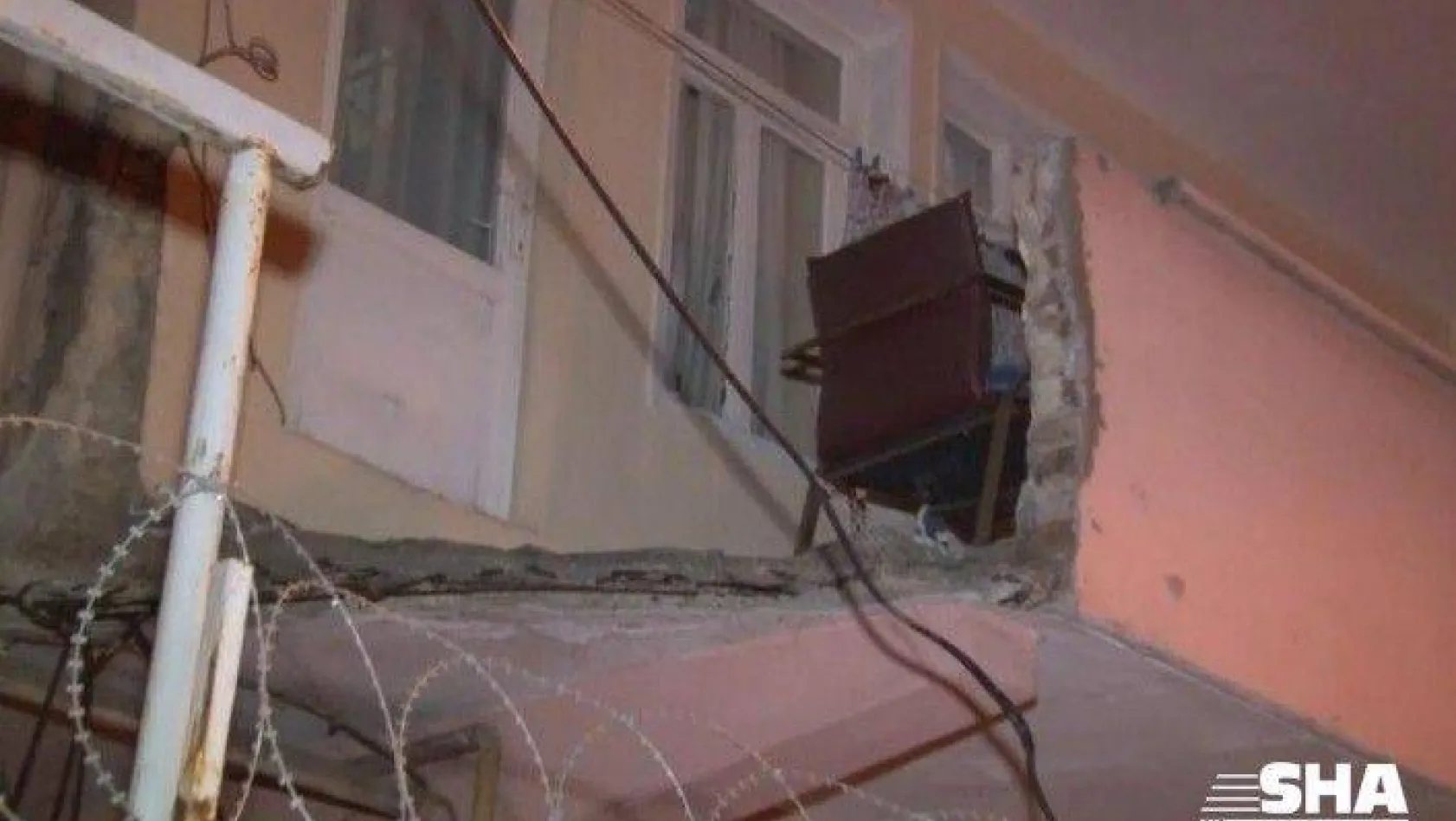 Küçükçekmece'de evin balkonu çöktü: 1 yaralı