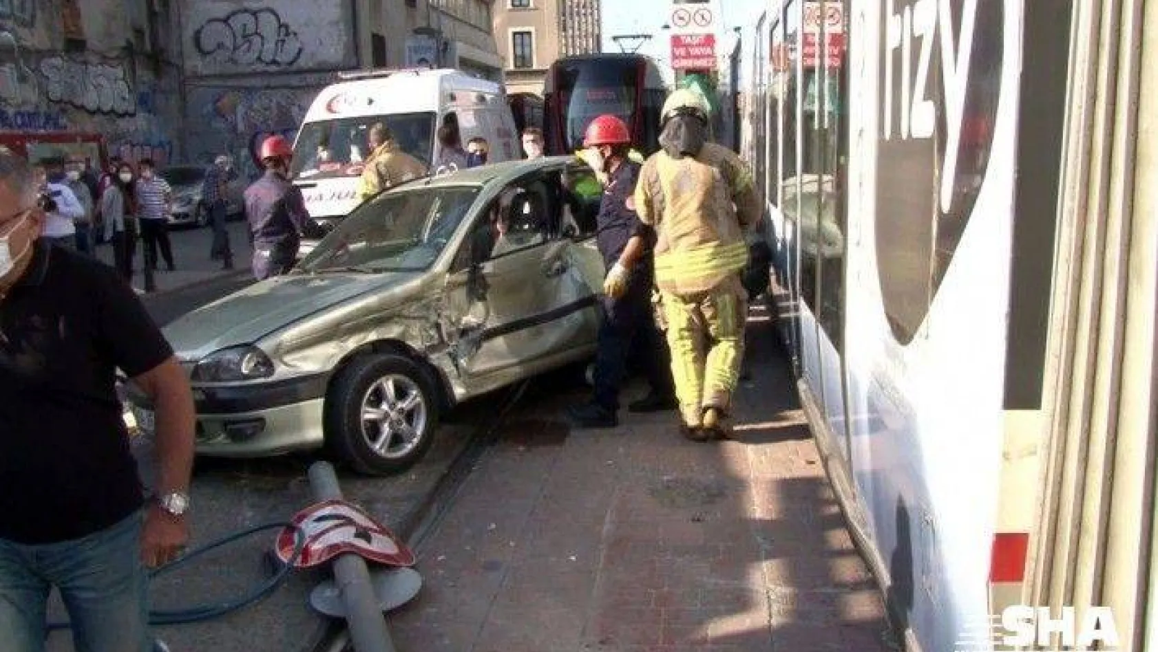 Otomobille tramvay çarpıştı: 1 yaralı