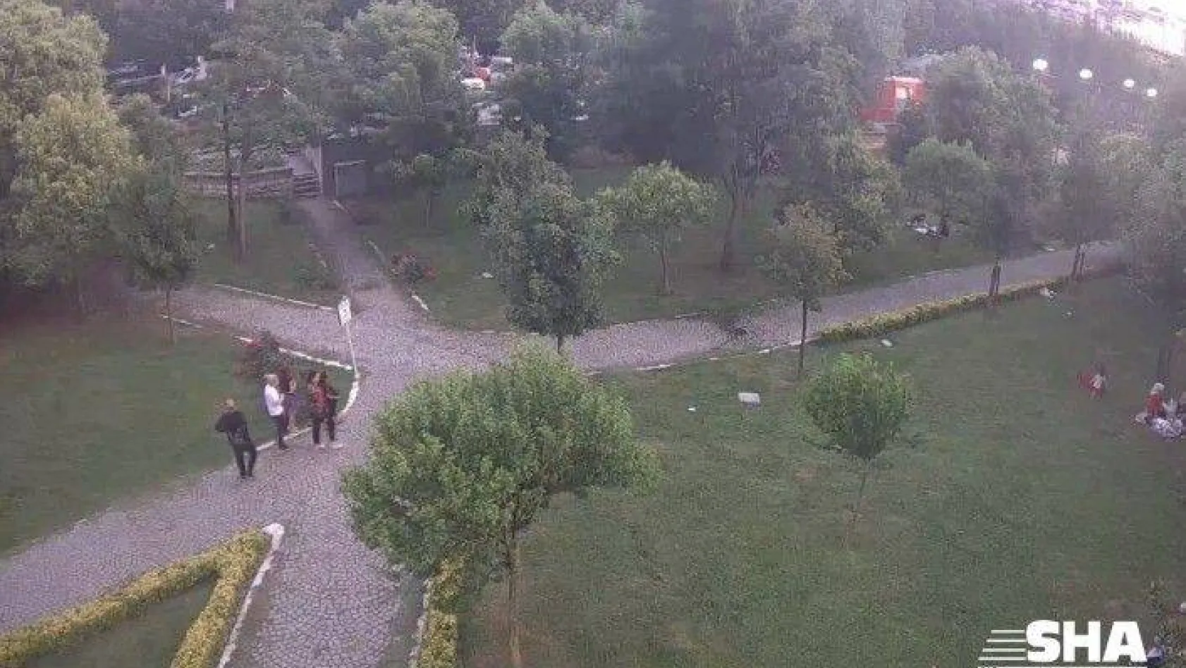(Özel) İstanbul'da parkta çocuğa hırsızlık yaptıran aile görünümlü çete kamerada