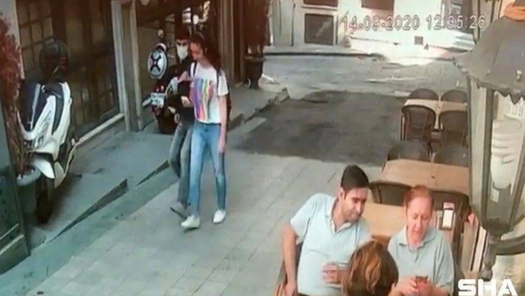 (Özel) Taksim'de genç kızın dehşeti yaşadığı kapkaç kamerada