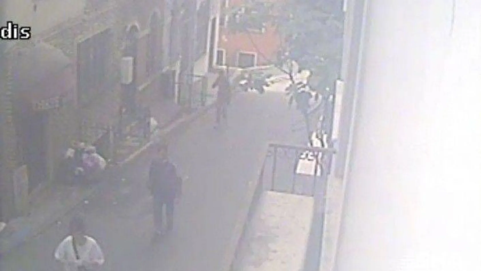 (Özel) Taksim'de kadınları hedef alan kapkaç çetesi kamerada