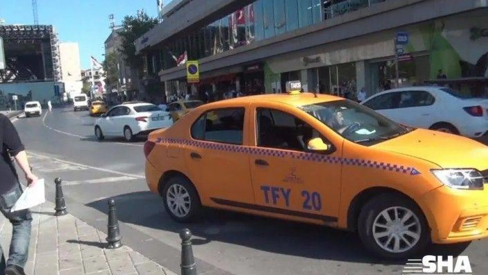 (Özel)Taksim'de yaralı kadını aracına almayan taksici tepki topladı