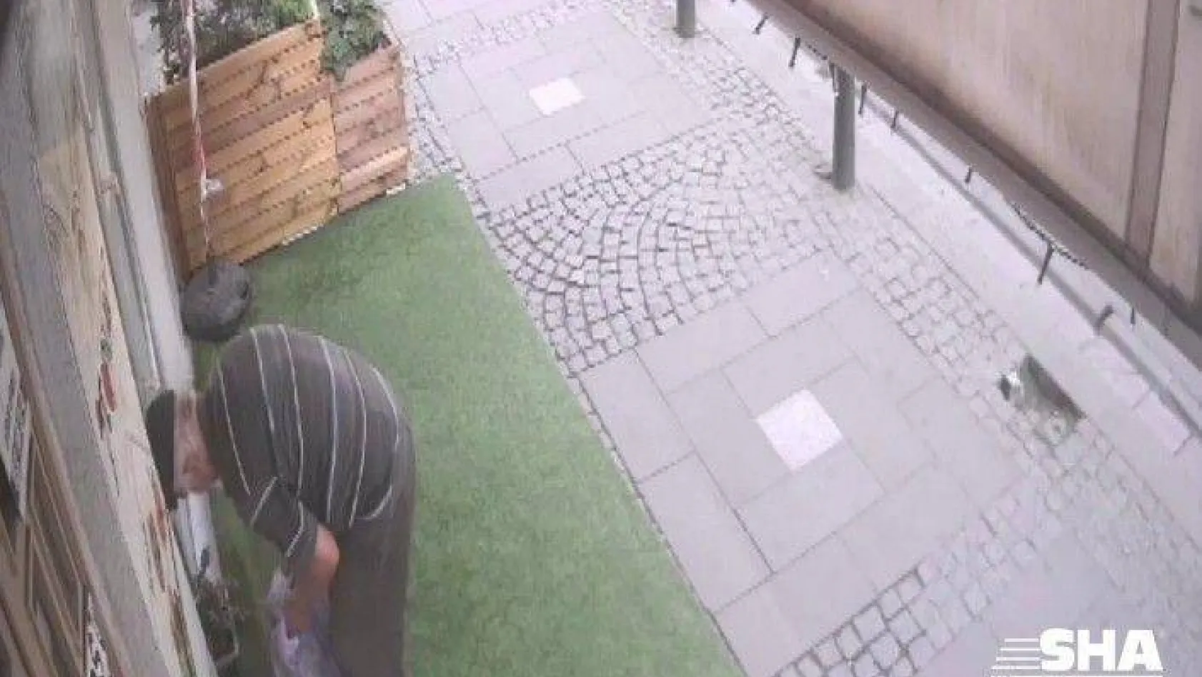 (Özel) Ümraniye'de yaşlı adamın çiçek saksılarını çalması kamerada