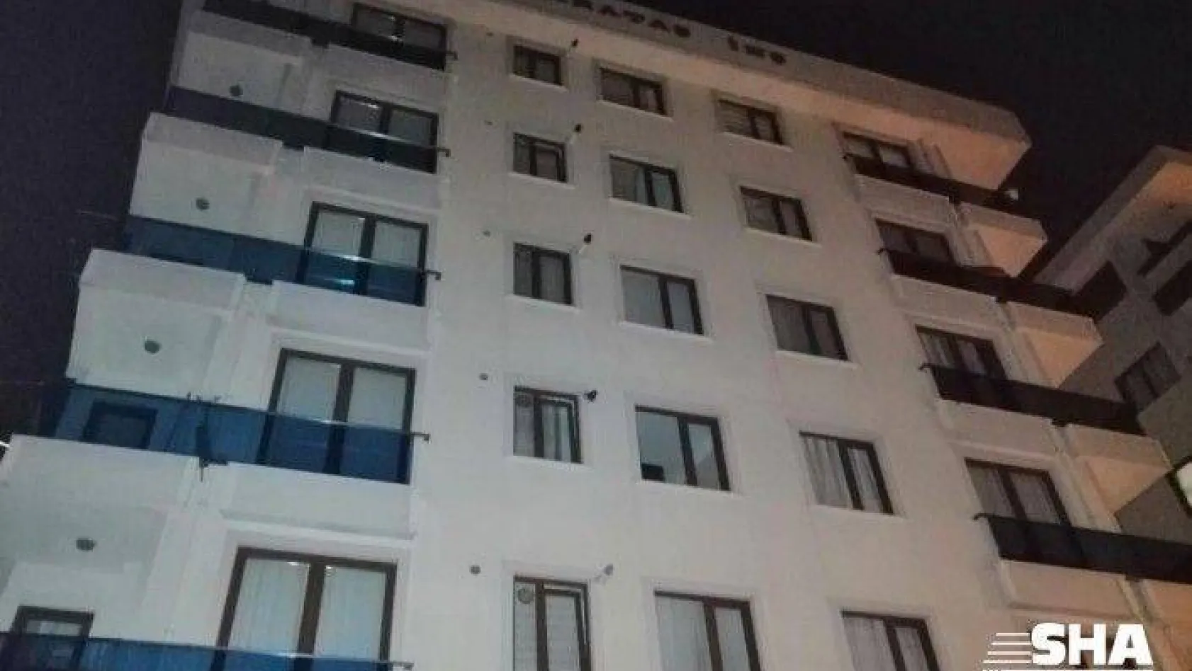 Sancaktepe'de 6 katlı binanın temeli oynadı bina sakinleri tahliye edildi