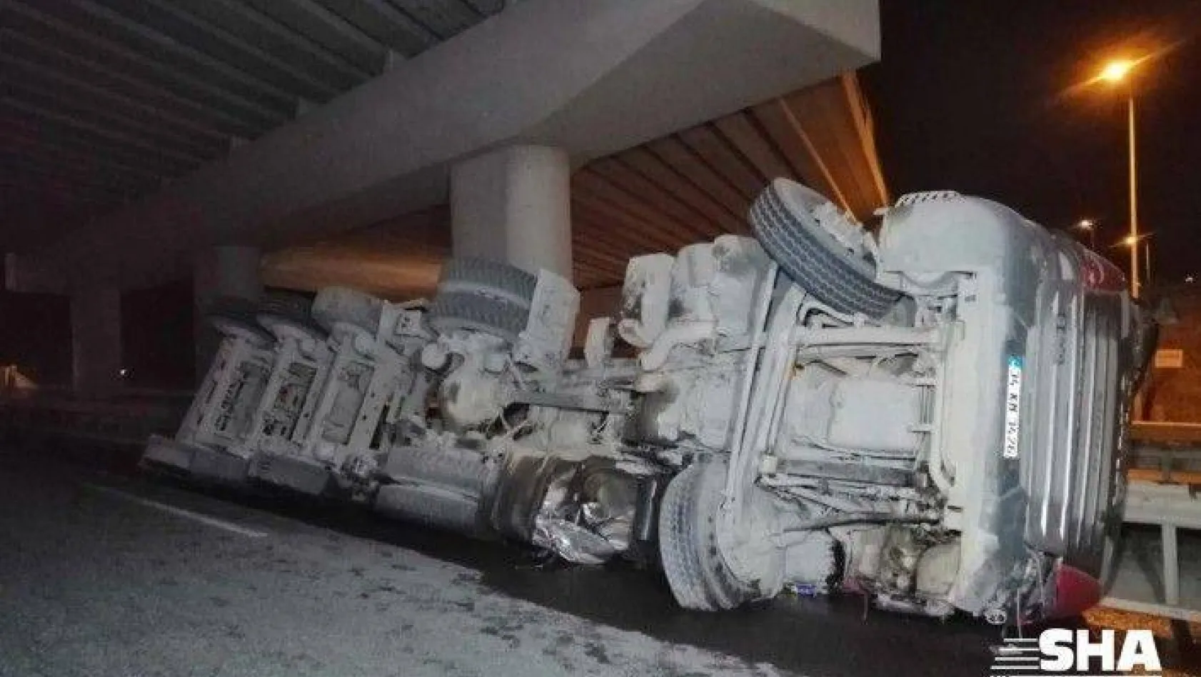 Şile otoyolunda hafriyat yüklü kamyon yan yattı sürücü hafif yaralı olarak kurtarıldı