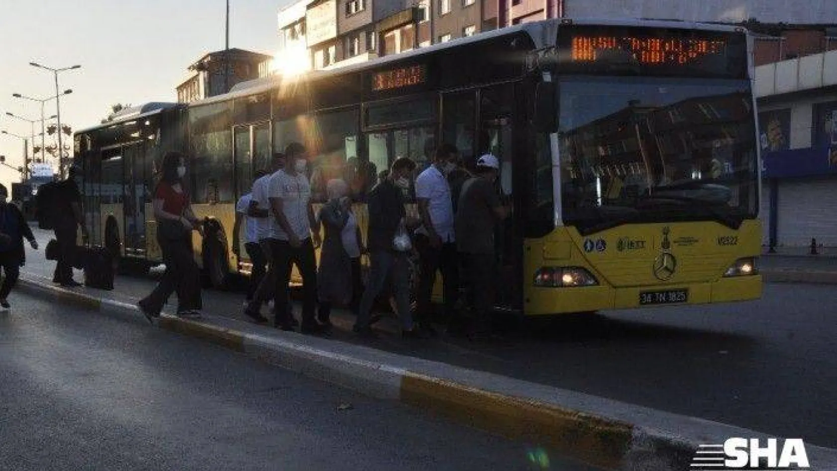 Sosyal mesafe hiçe sayıldı, yolcular otobüse  binmek için birbiriyle yarıştı