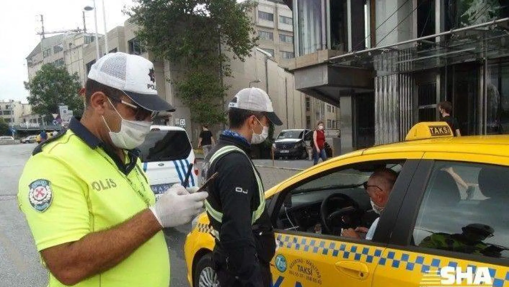 Taksim'de ticari taksilere koronavirüs denetimi
