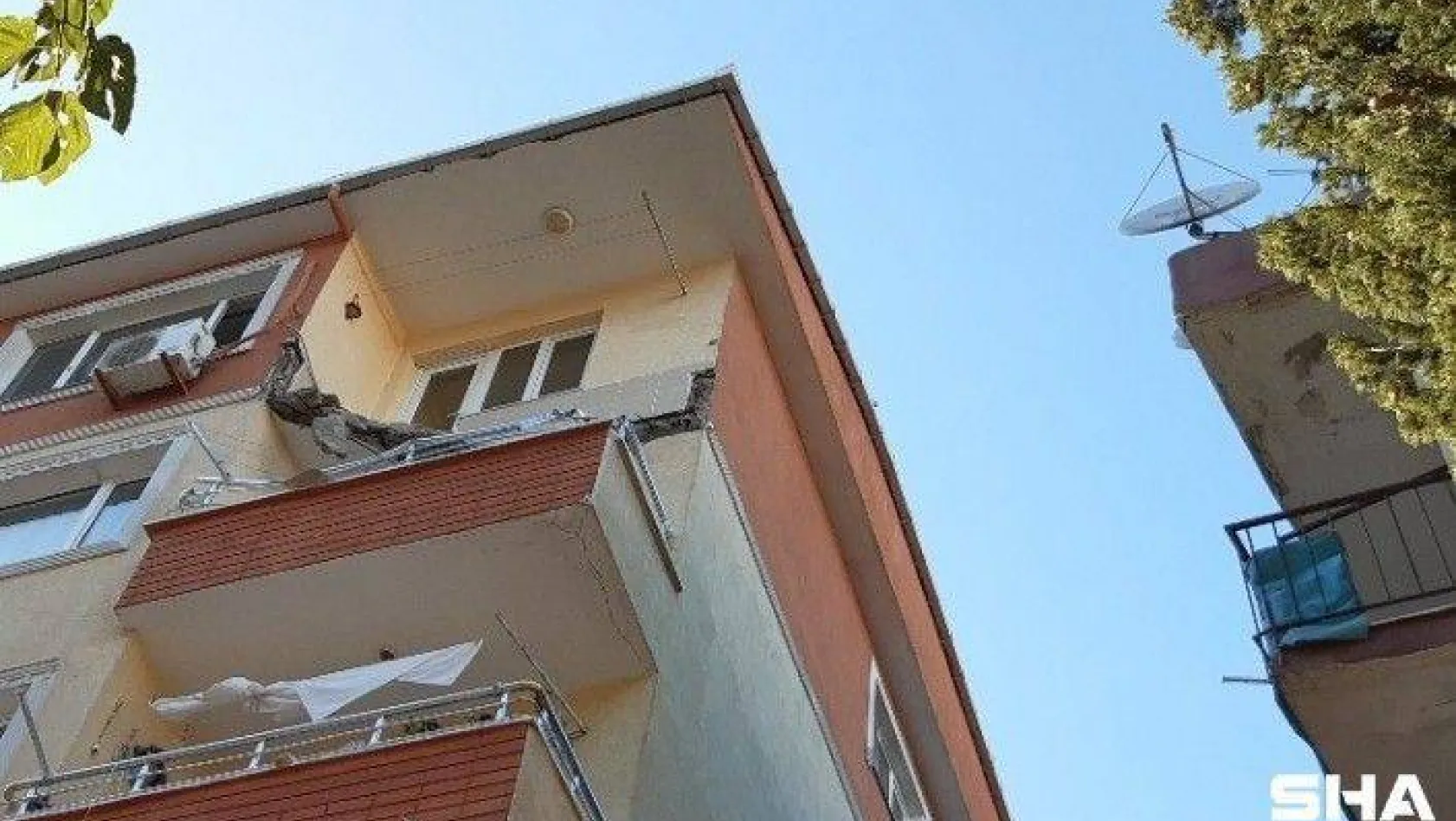 Avcılar'da bir binanın balkonu çöktü