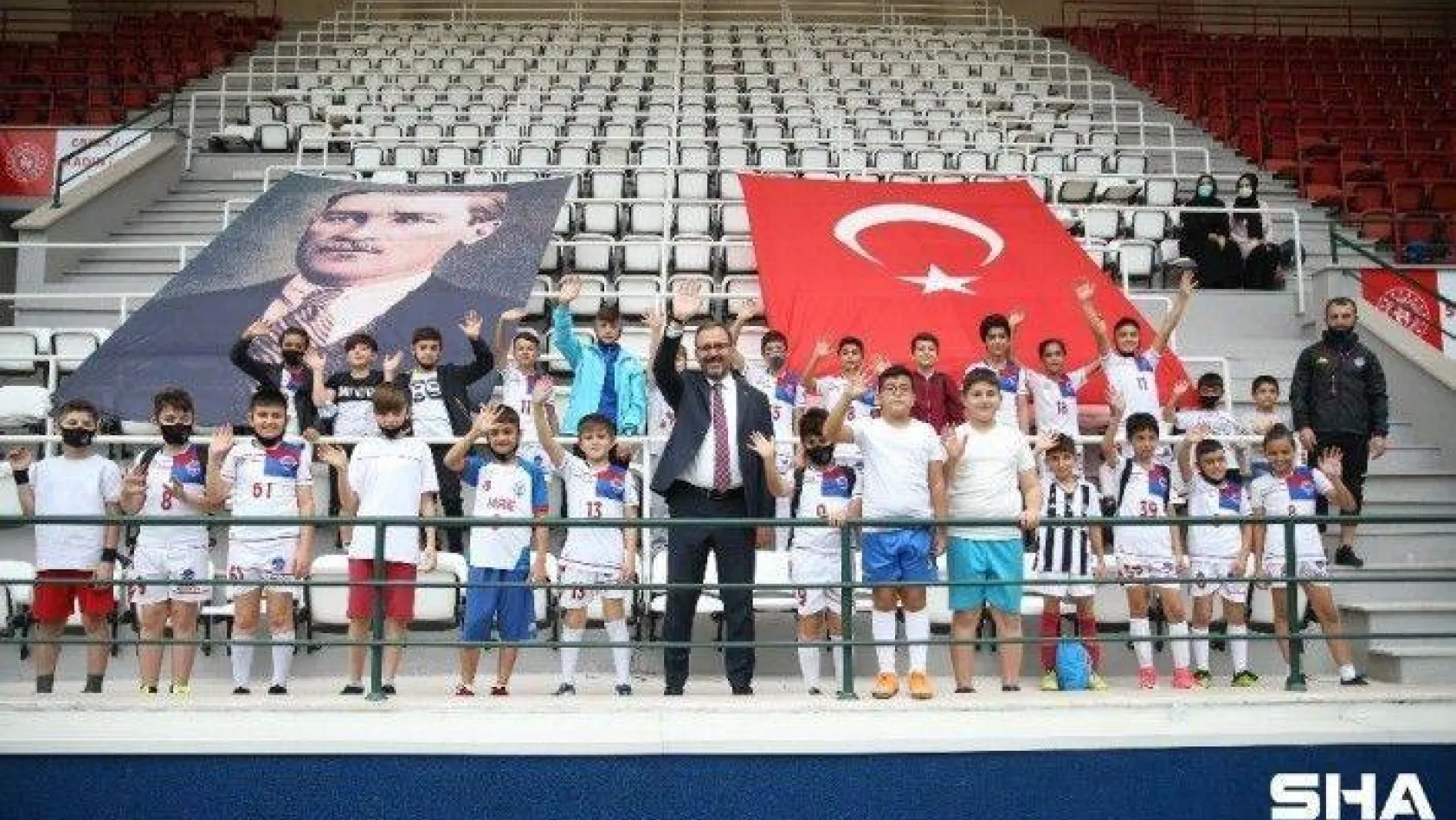Bakan Kasapoğlu, Güngören'deki spor tesislerinde incelemelerde bulundu