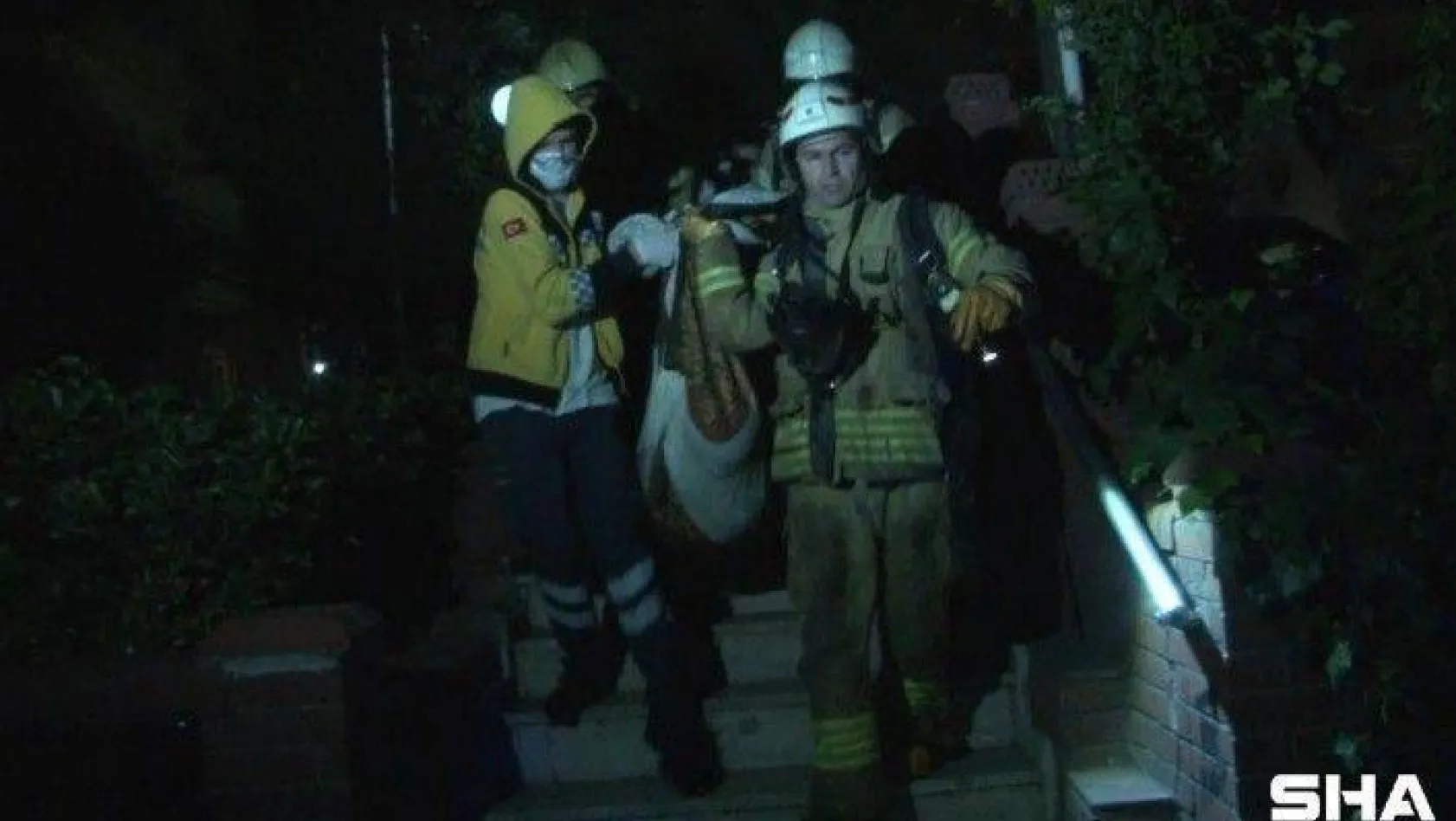 Beşiktaş'ta yangında mahsur kalan yaşlı vatandaş  kurtarılarak hastaneye kaldırıldı