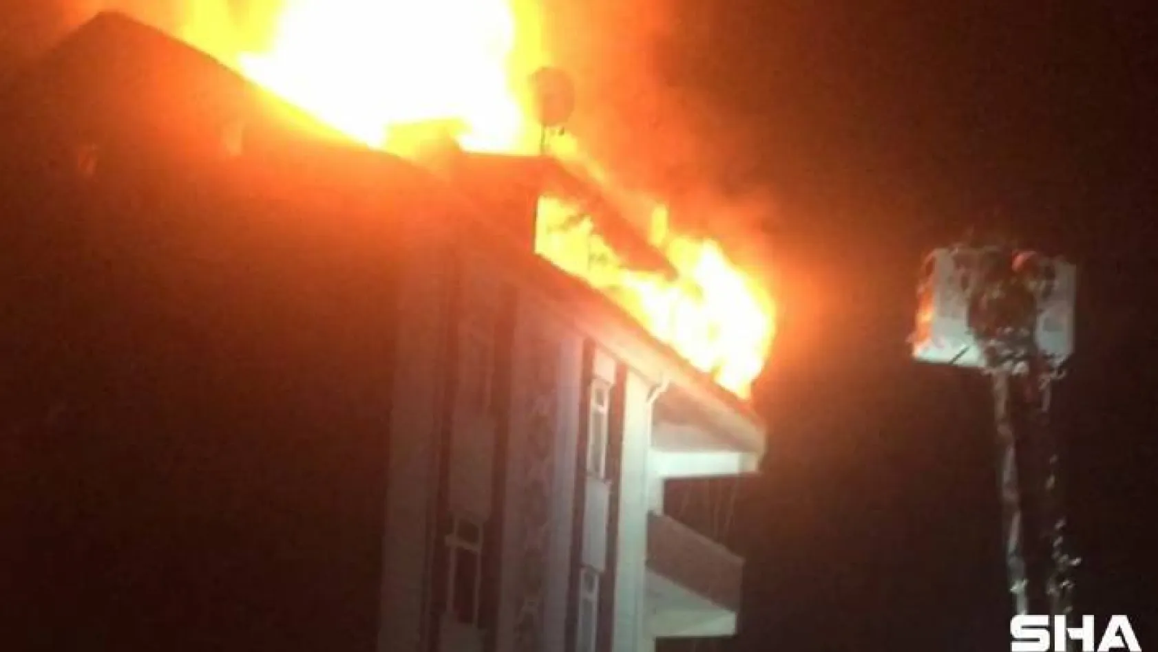 Esenyurt'ta 5 katlı binanın çatı katı alev alev yandı