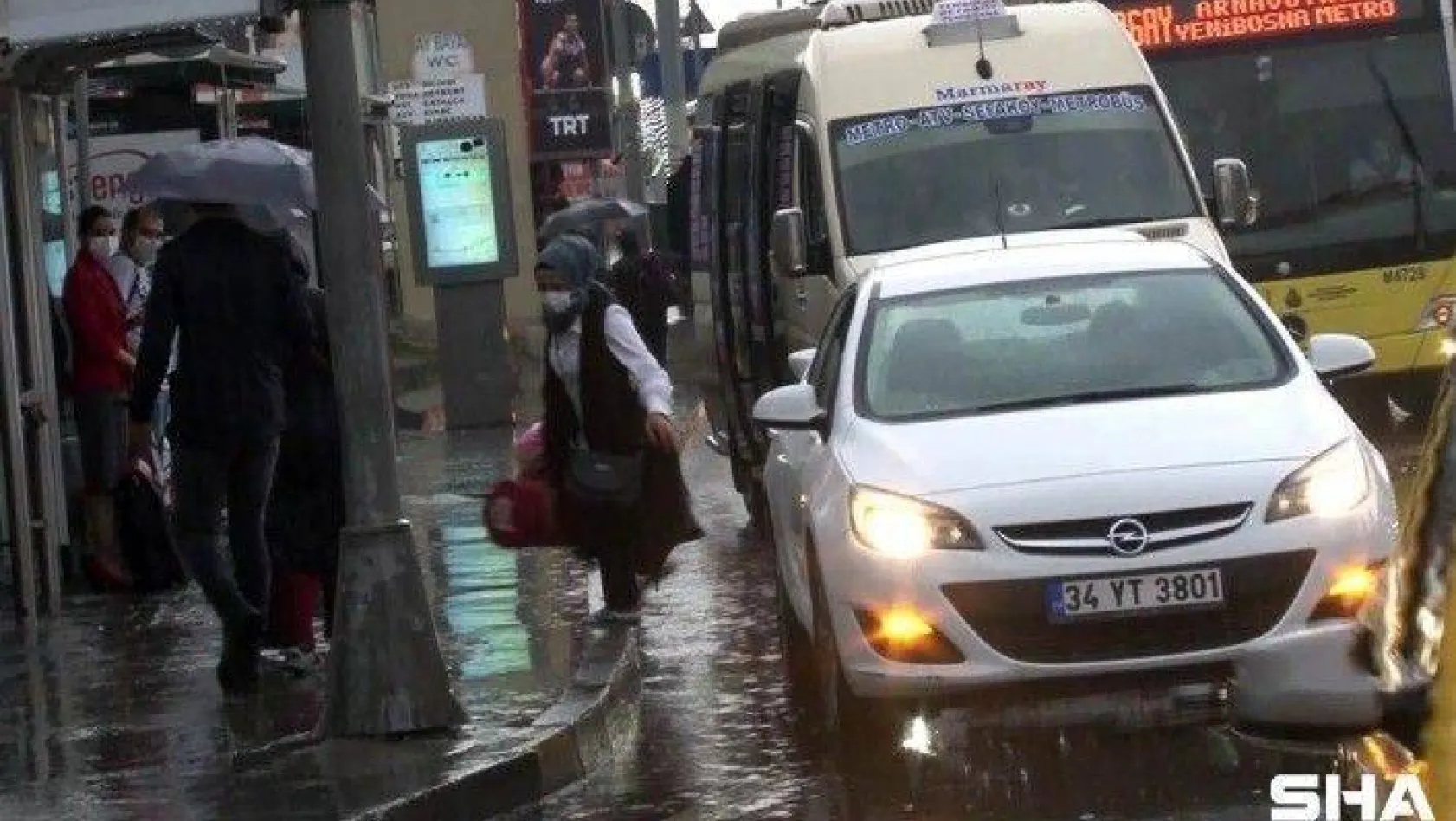 İstanbul trafiğinde sağanak yağmur yoğunluğu