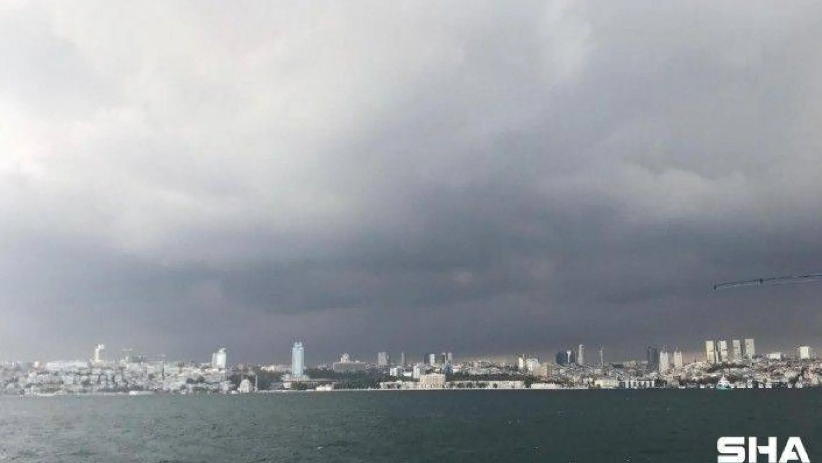 İstanbul'da gökyüzünü kara bulutlar sardı