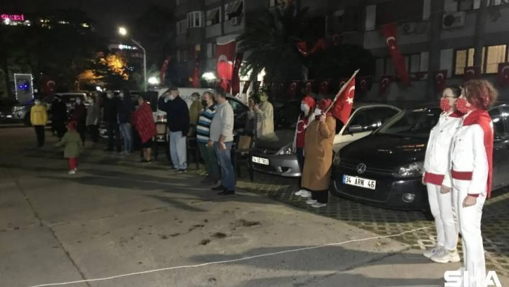 Vatandaşlar 19.23'te sokak ve balkonlarda İstiklal Marşı okudu