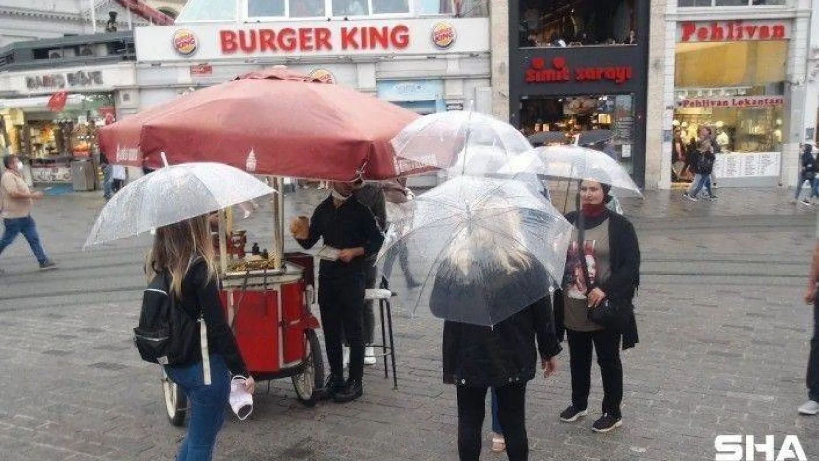 İstiklal Caddesi'nde yağmur etkili oldu