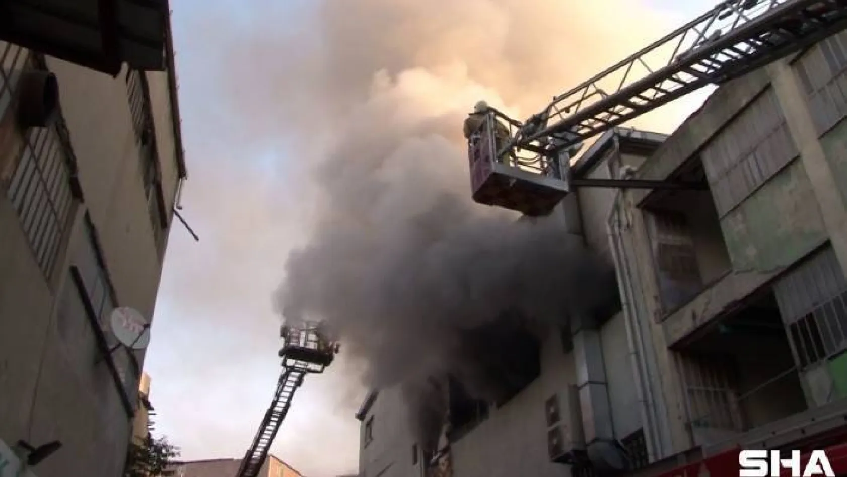 Kağıthane'de 4 katlı iş merkezinde yangın paniği