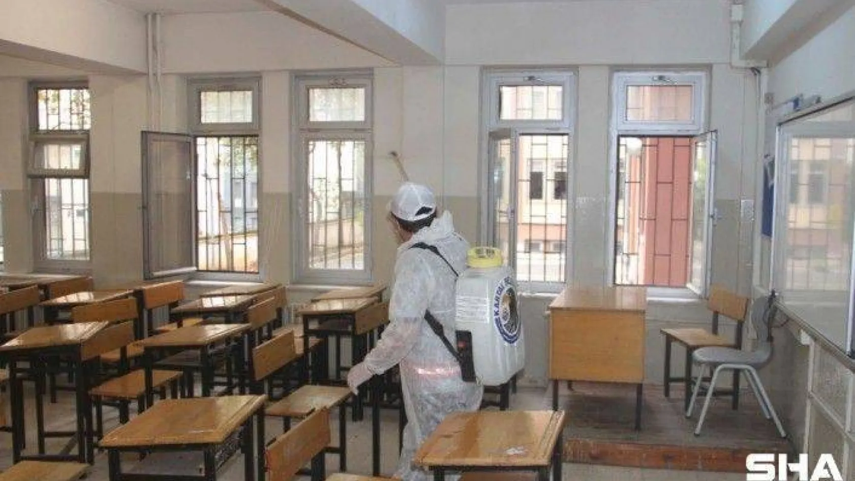 Kartal Belediyesi, öğrencileri ile buluşacak okulları dezenfekte ediyor