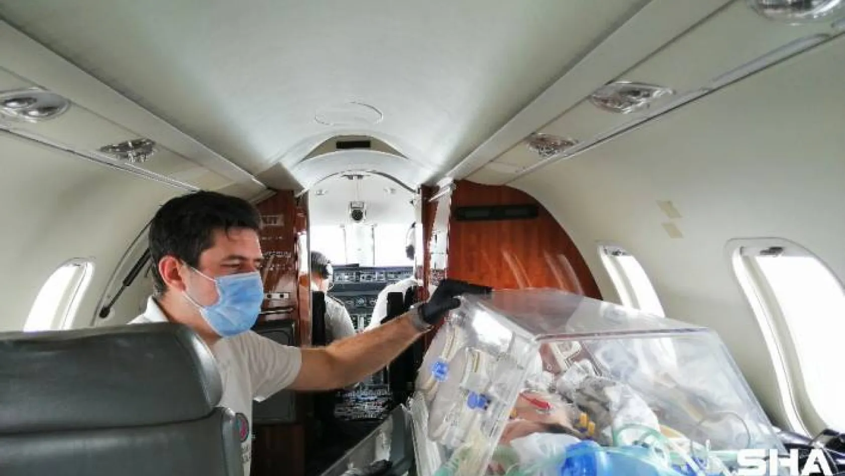(ÖZEL) Ambulans uçakla bir günde iki bebek operasyonu