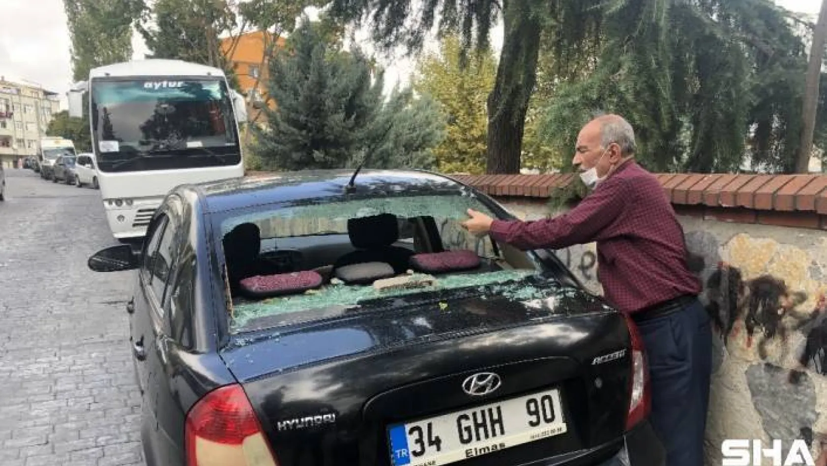 (Özel) Beyoğlu'nda park halindeki 4 aracın camını çekiçle kırdılar