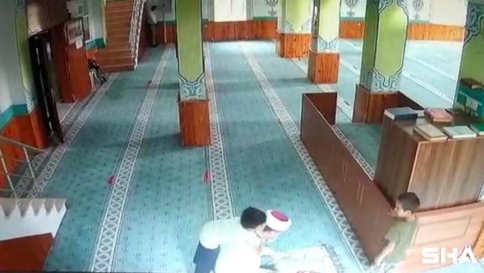 (Özel) Camiye giren çocukların imam ile oyunu yürekleri ısıttı
