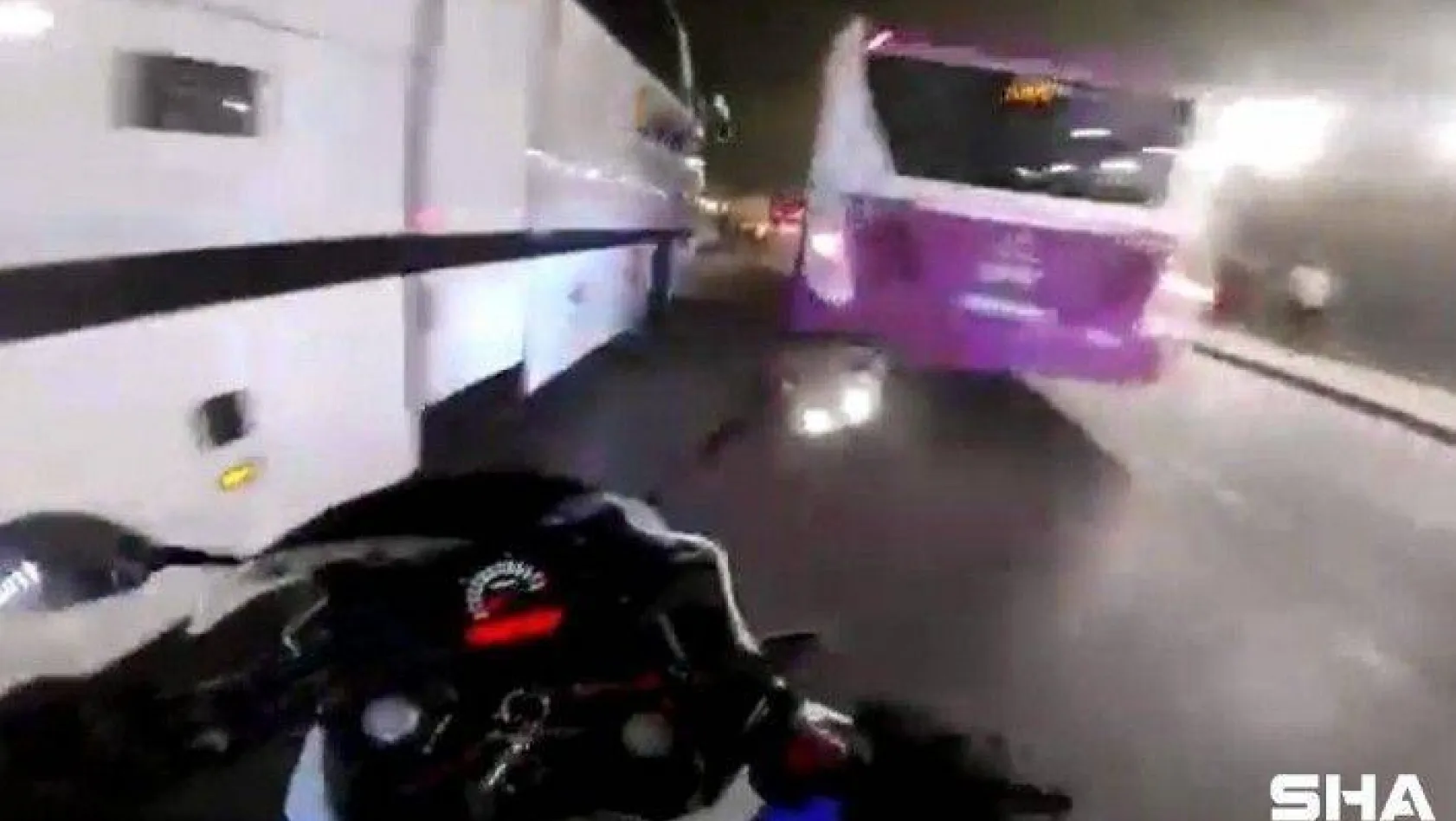 (Özel) İstanbul'da motosikletlinin yaşadığı kaza kamerada