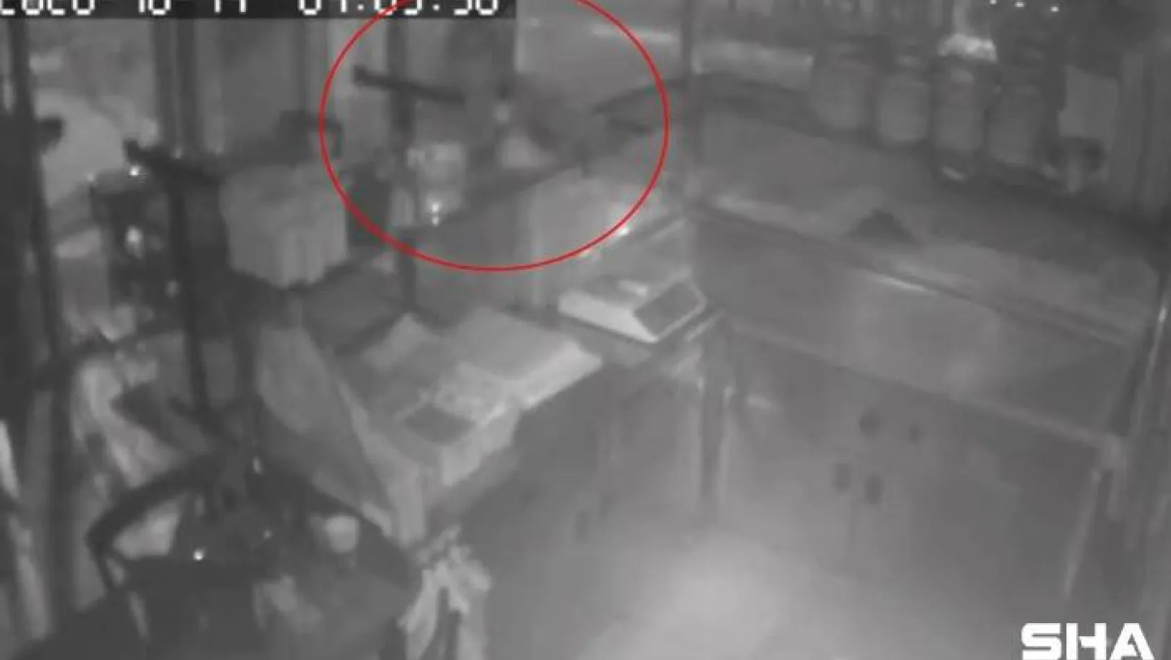 (Özel) İstanbul'da sadaka kutusu ve çanta hırsızlığı kamerada