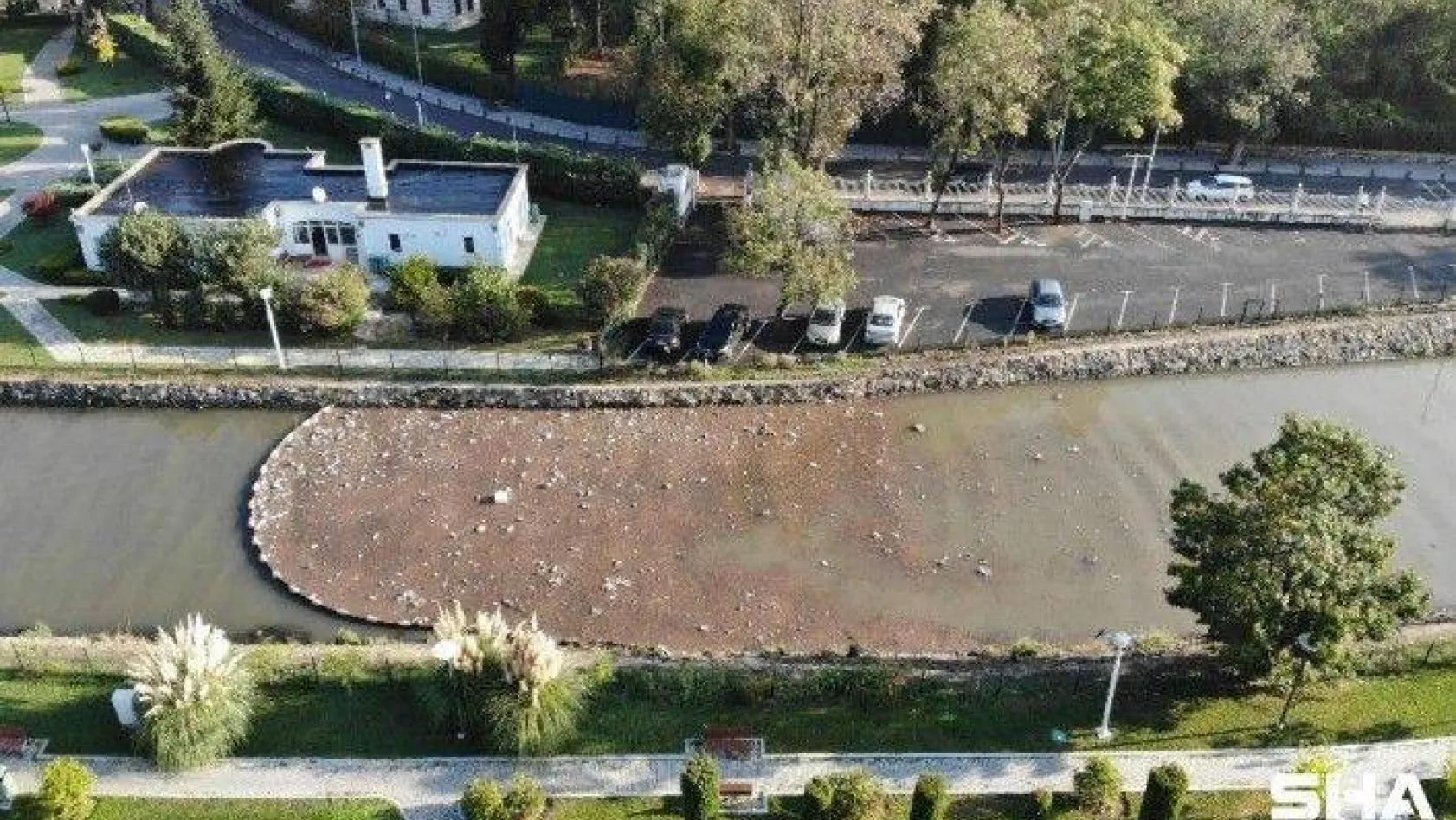 (Özel) İstanbul'da yağmurdan sonra şoke eden görüntü: denize çöp aktı