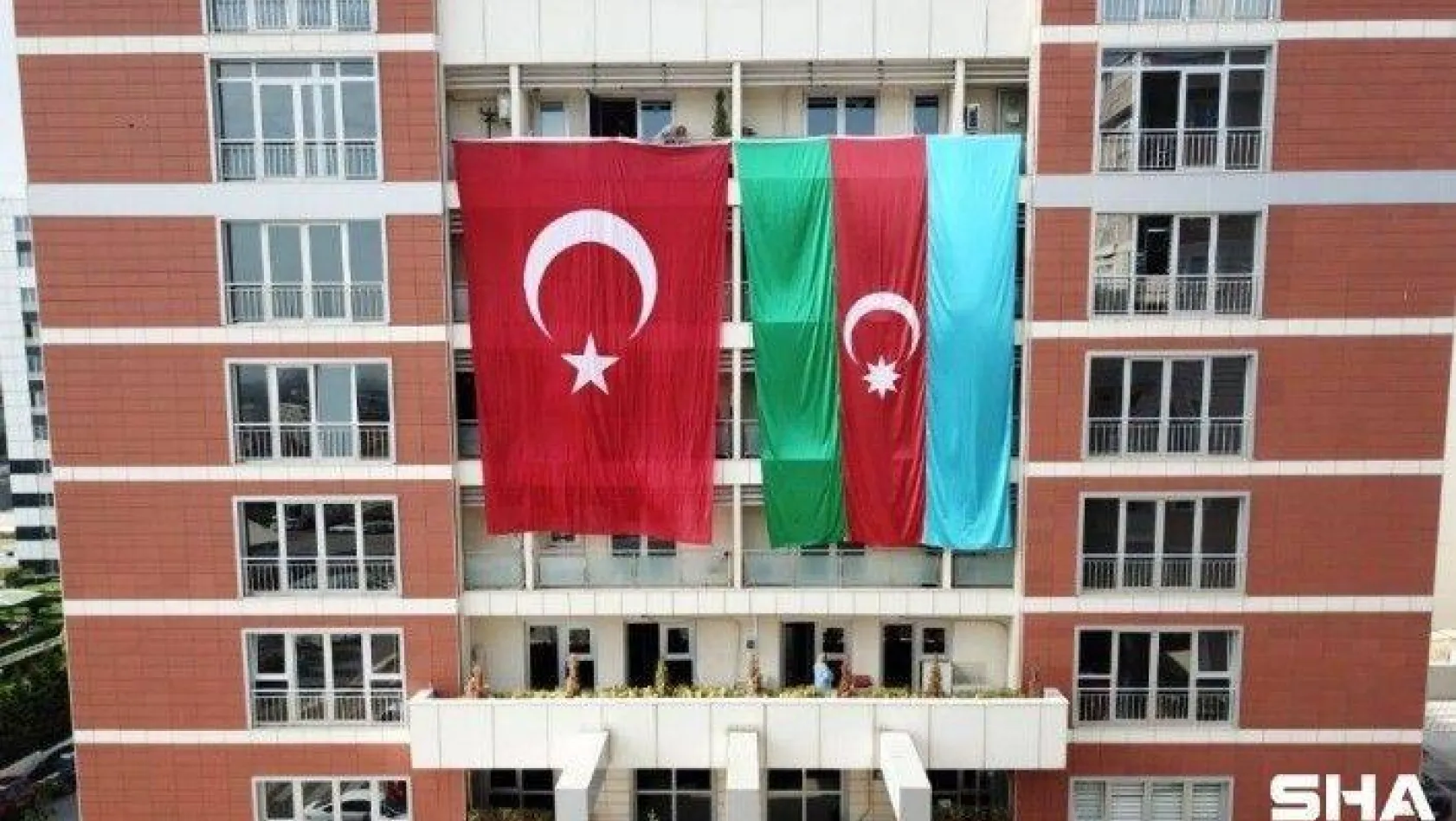 Pendik Belediyesi'nden Azerbaycan'a dev bayraklı destek