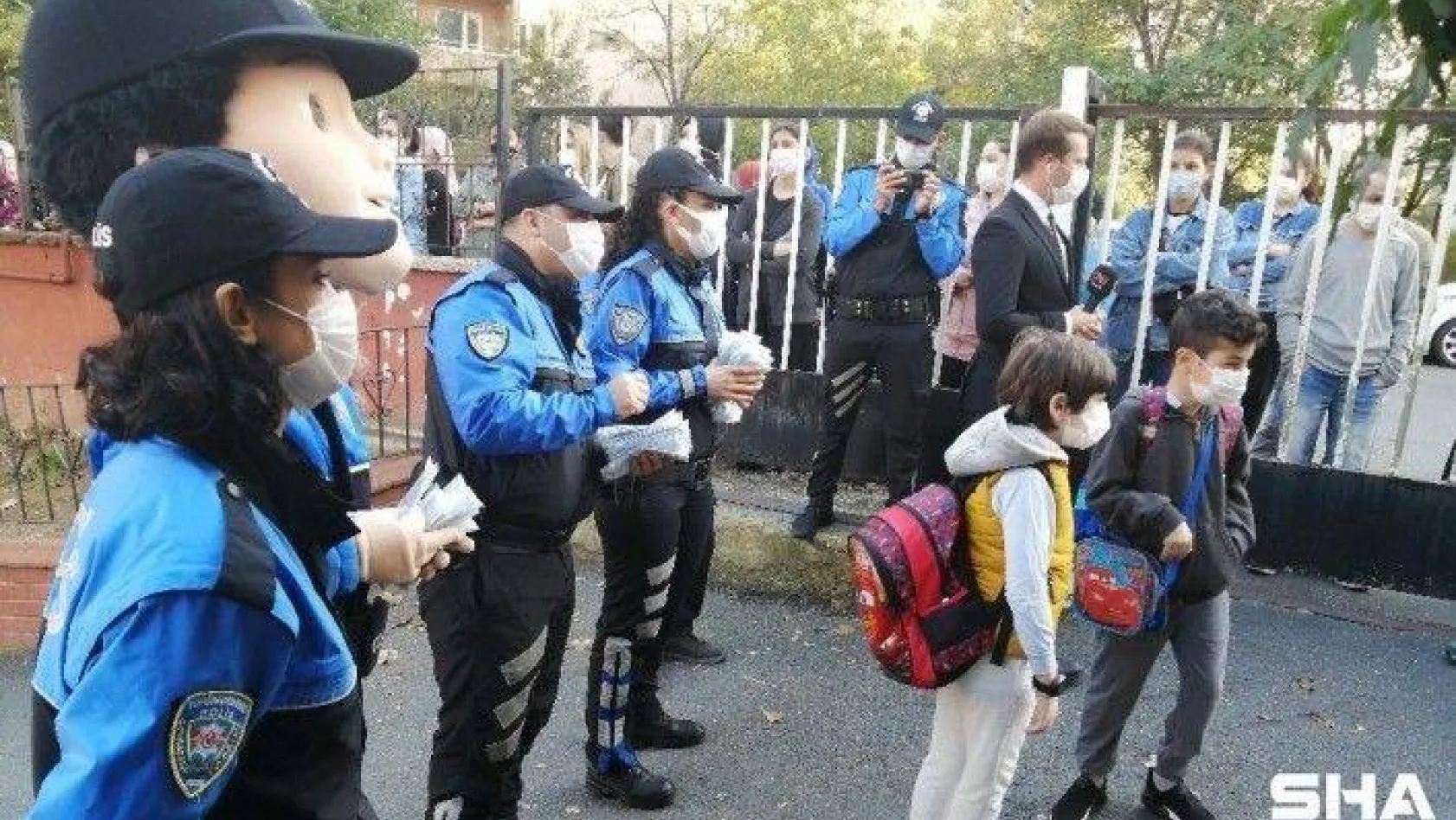 Polisten öğrencilere maskotlu &quotKorona virüs" uyarısı