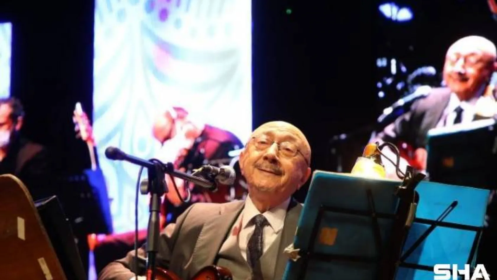 Sultanbeyli'de kültür sanat sezonu Özdemir Erdoğan konseri ile başladı