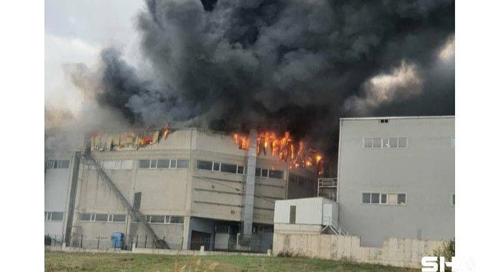 Sünger fabrikasında yangın kontrol altına alındı