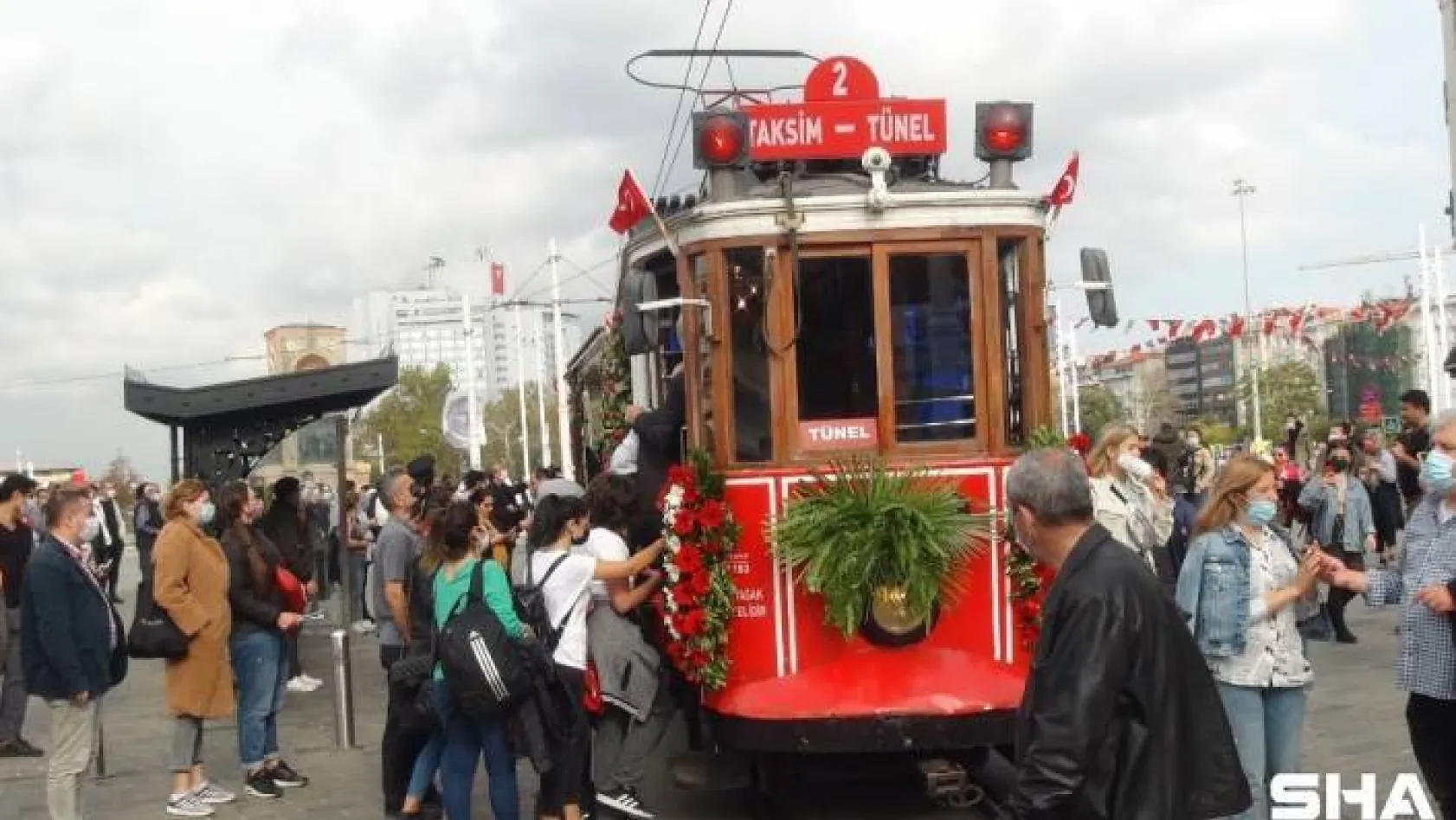Taksim'in simgelerinden nostaljik tramvay Cumhuriyet Bayramı için süslendi