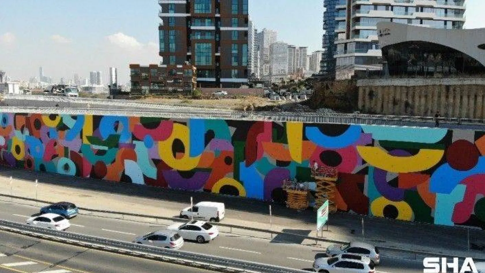 Tepki toplayan dev grafitiler havadan görüntülendi