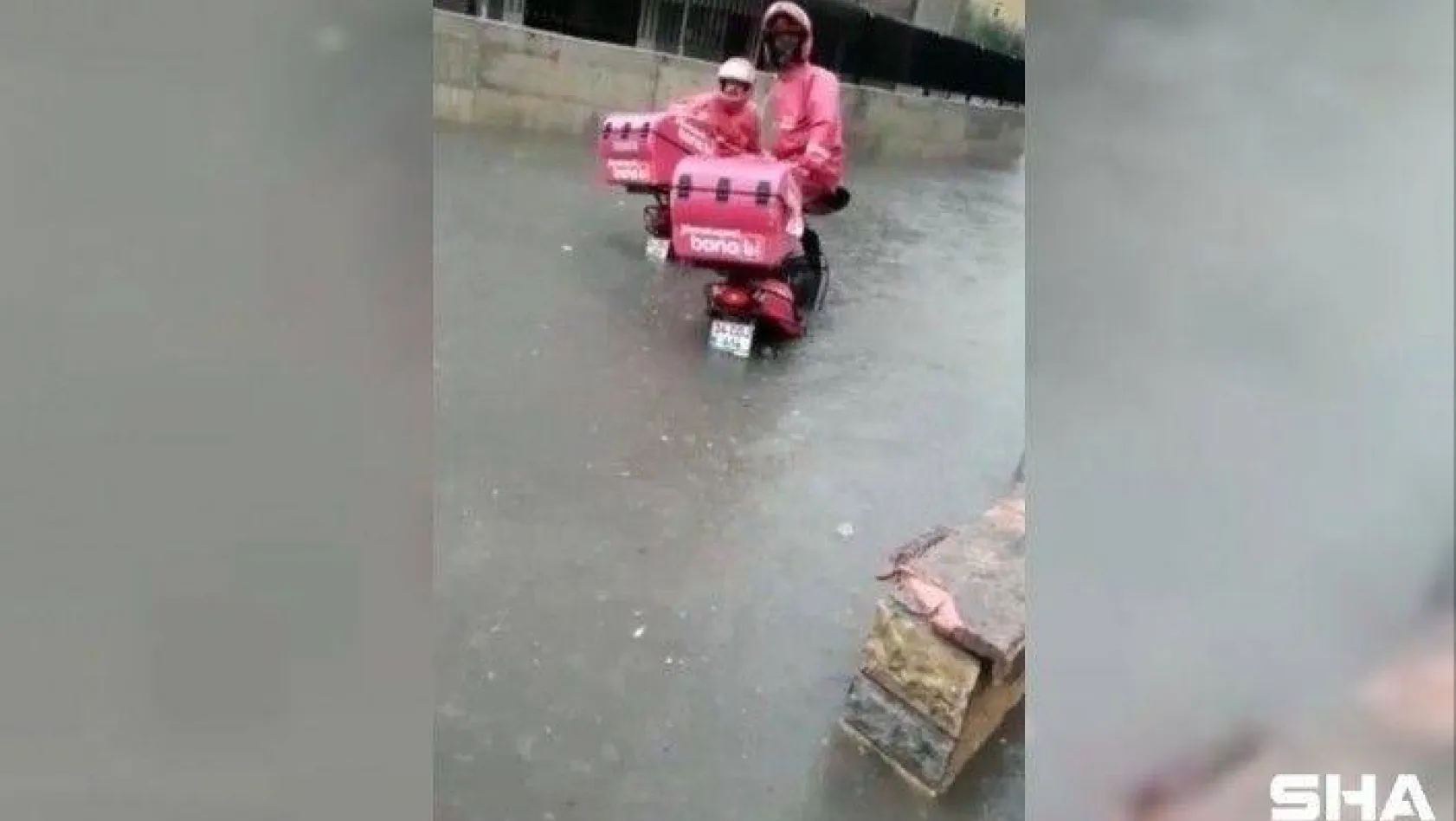 Yoğun yağış sonrası sipariş götüren motosikletli kuryeler mahsur kaldı