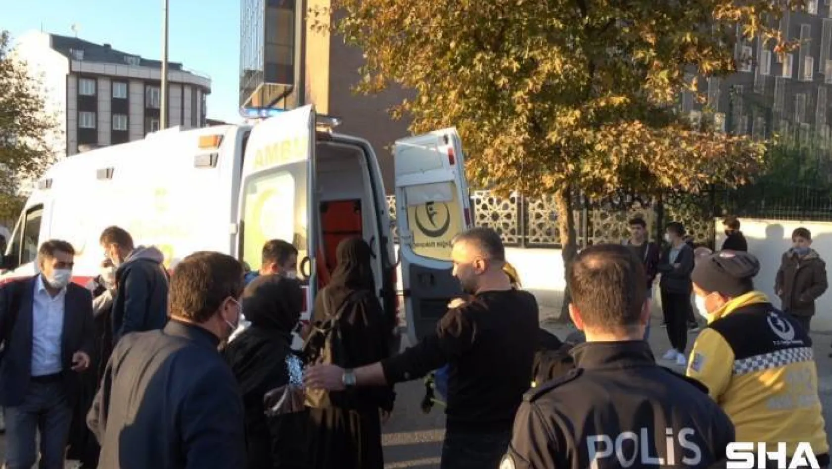 Arnavutköy'de bir anda yola yığılan kadın vefat etti
