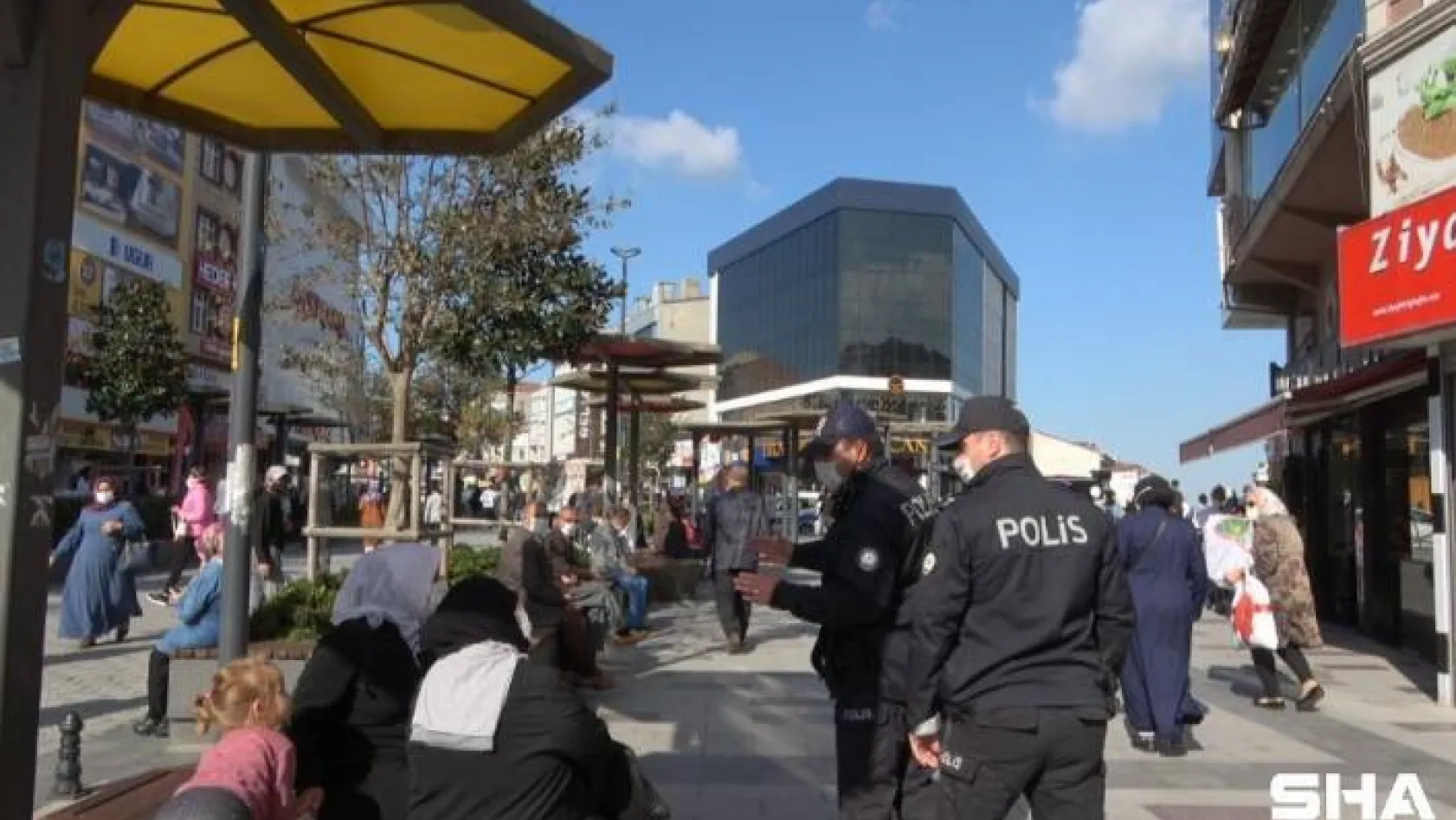 Arnavutköy'de polis ekiplerinden vatandaşa maske ve sosyal mesafe uyarısı