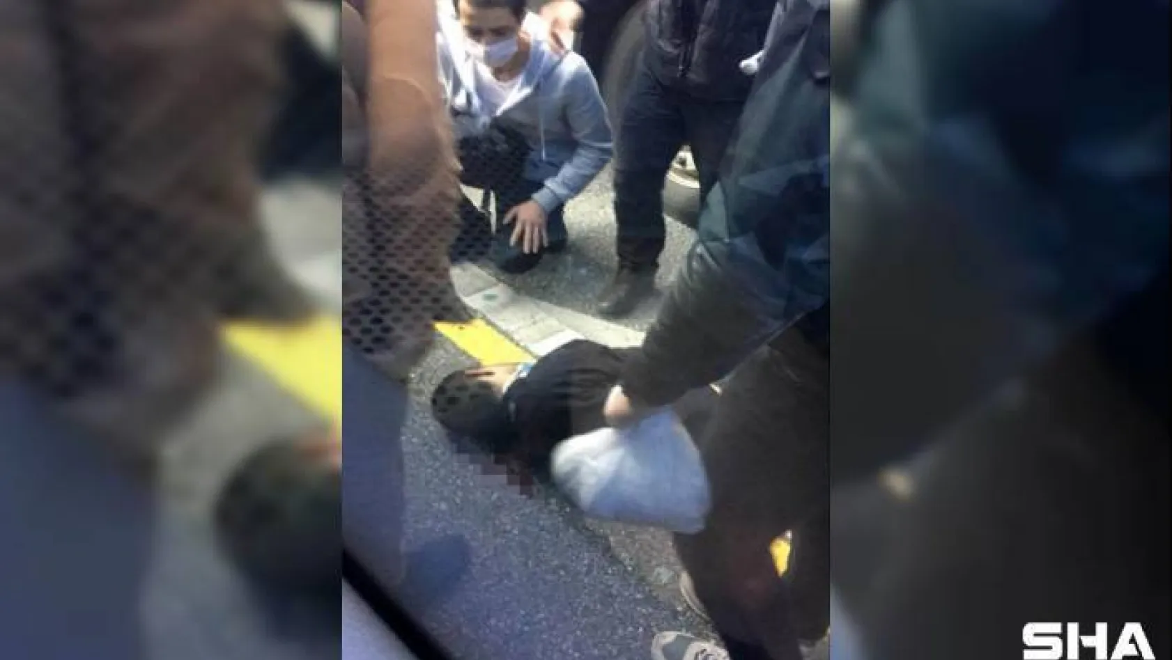 Avcılar'da İBB Sosyal Tesisler durağında metrobüs bir yayaya çarptı. Kazada metrobüs içinden de yaralanan yolcular olurken, olay yerine polis ve sağlık ekipleri sevk edildi.