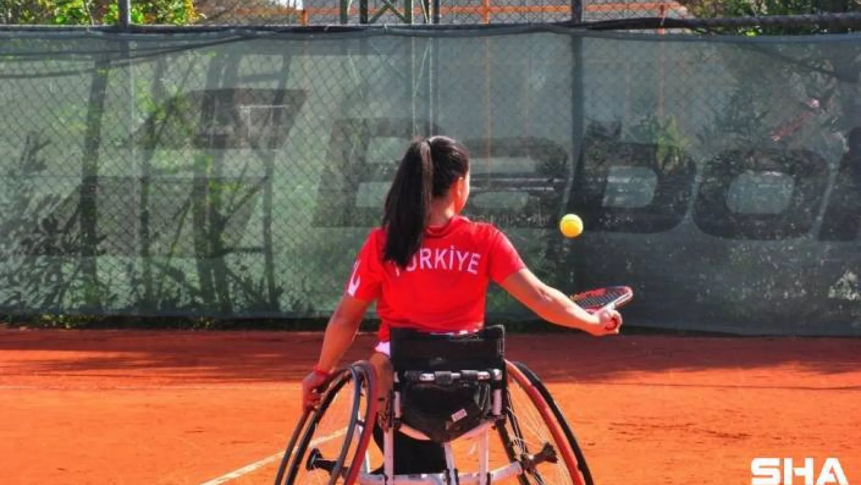 Aytemiz, Paralimpik Tenisçi Büşra Ün'e sponsor oldu