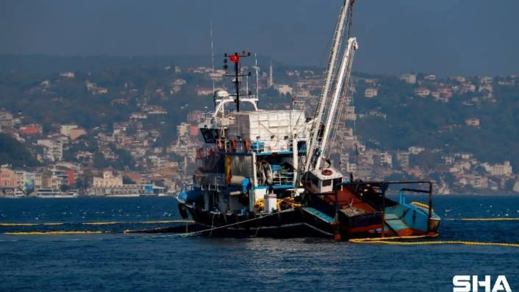 Balıkçı tekneleri, İstanbul Boğazı'nın eşsiz manzarasıyla birleşti
