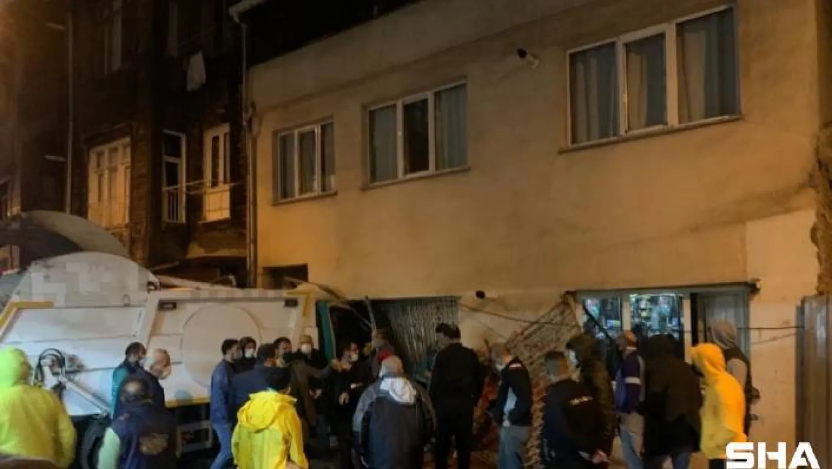 Beyoğlu'nda freni boşalan çöp kamyonu  bir evin kapısına çarptı