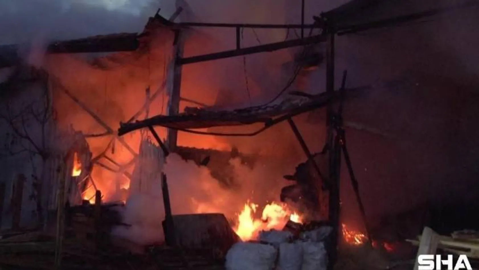 Çekmeköy'de bin metrekarelik kereste atölyesi alev alev yandı