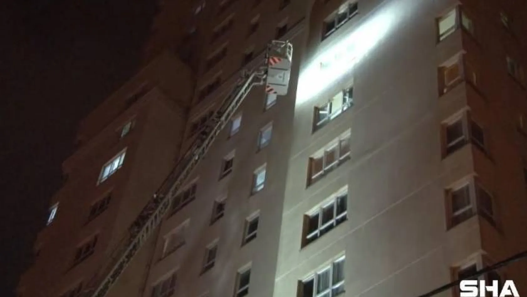 Esenyurt'ta 30 katlı bir binanın 12'nci katında yangın paniği